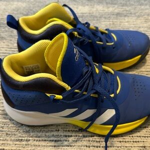 Boys size 7 Adidas Basketball Shoes